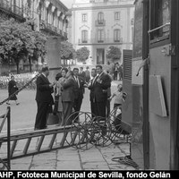 Unidad móvil de Televisión Española en la puerta del Lagarto de la Catedral preparada para la retransmisión de los desfiles procesionales de Semana Santa. Entre los periodistas Jesús Álvarez. ca. 1965. ©ICAS-SAHP, Fototeca Municipal de Sevilla, fondo Gelán