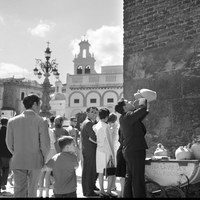 Saciando la sed en el puesto de un aguador el día de la procesión del Corpus Christi. 1966. ©ICAS-SAHP, Fototeca Municipal de Sevilla, fondo Manuel de Arcos