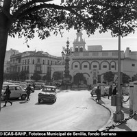 Plaza Virgen de los Reyes con tráfico rodado y vehículos aparcados. 1970. ©ICAS-SAHP, Fototeca Municipal de Sevilla, fondo Serrano