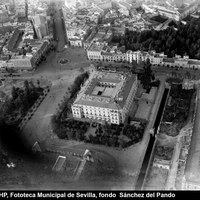 Vista aérea de la Puerta de Jerez y el hotel Alfonso XIII tras las obras de ensanche y derribo de las manzanas de edificios de la calle Maese Rodrigo y Almirante Lobo con motivo de la Exposición Iberoamericana. 1928 ©ICAS-SAHP, Fototeca Municipal de Sevilla, fondo  Sánchez del Pando