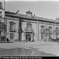 Fachada de la Casa-Palacio de los Guardiola. La casa que perteneció a Andrés Parladé y Sánchez de Quirós, conde de Aguiar, fue construida por los arquitectos Luis Gómez Otero y José Espiau de la Cova hacia 1885. 1933 ©ICAS-SAHP, Fototeca Municipal de Sevilla, fondo Serrano