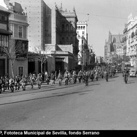Salida de tropas hacia el frente a su paso por la Puerta de Jerez. 1936-1937. ©ICAS-SAHP, Fototeca Municipal de Sevilla, fondo Serrano