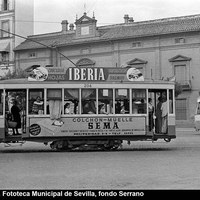 Tranvía con remolque a su paso por Puerta de Jerez. 1957-1959. Los últimos tranvías circularon en Sevilla en 1960. ©ICAS-SAHP, Fototeca Municipal de Sevilla, fondo Serrano