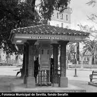 Caseta del Centro Meteorológico Nacional en las inmediaciones de la Puerta de Jerez. 1959 ©ICAS-SAHP, Fototeca Municipal de Sevilla, fondo Serafín