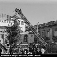 La grúa de un camión del Servicio de Bomberos instalando un árbol de Navidad en la Puerta de Jerez. 1965-1970 ©ICAS-SAHP, Fototeca Municipal de Sevilla, fondo Cubiles