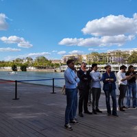 El alcalde junto al director de la Bienal y representantes institucionales