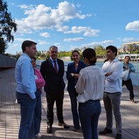 José Luis Sanz, alcalde, junto a Minerva Salas y director Bienal, Luis Ybarra