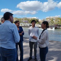 Patricia Guerrero comentando con autoridades sobre la grabación del flashmob