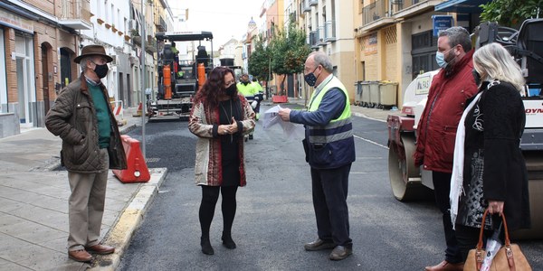 El Ayuntamiento acomete el reasfaltado de las calzadas en cuatro vías de Triana con un presupuesto de más de  50.000 euros