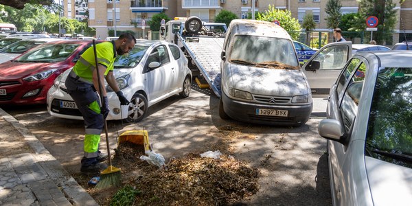 El Ayuntamiento avanza en la retirada de vehículos abandonados en la vía pública, devolviendo plazas de aparcamientos a los vecinos