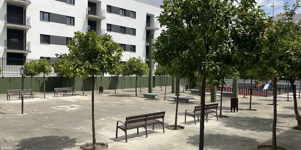 El Ayuntamiento impulsa la recuperación de las plazas Francisca de Chaves y Amoríos de Sevilla Este con mejoras de accesibilidad, mobiliario y pavimentación