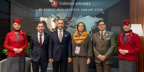 El Ayuntamiento firma en Fitur un convenio con Turkish Airlines para impulsar la proyección internacional de la ciudad