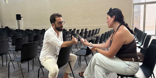Curro Soriano, director artístico del Festival, concede entrevista a los alumnos de la Universidad Loyola