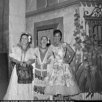 15. Carmen Sevilla, Imperio Argentina y Estrellita Castro en el homenaje dedicado a esta última en el Teatro Madrid por el éxito de su espectáculo "Estrella de España". Madrid, 10 de agosto de 1956 ©ICAS-SAHP, Fototeca Municipal de Sevilla, fondo Basabe
