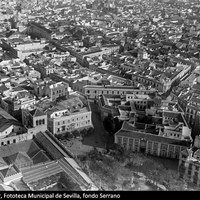 Vista parcial de la Plaza del Duque de la Victoria y el entorno hasta la Alameda de Hércules. En el sentido de las agujas del reloj, el palacio de Sánchez-Dalp, el palacio del Marqués de Palomares, el teatro del Duque, el palacio de los Cavaleri y el edificio de José Gómez Millán para la familia Gómez y Pérez de León. 1926. ©ICAS-SAHP, Fototeca Municipal de Sevilla, fondo Serrano