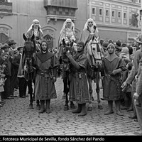 Cabalgata Histórica celebrada dentro de los actos del Congreso Mariano Hispanoamericano.  Damas de la corte a caballo (cuadro III, siglo XIII) en la plaza del Duque de la Victoria. Detrás el palacio del Marqués de Palomares y el cuartel de San Hermenegildo. 20 de mayo de 1929. ©ICAS-SAHP, Fototeca Municipal de Sevilla, fondo Sánchez del Pando