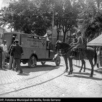 Sucesos de la Semana Sangrienta. Ambulancia de la Beneficencia Municipal que atiende a los heridos en la Plaza del Duque de la Victoria  durante los disturbios provocados por la huelga general revolucionaria. Guardias de Seguridad a caballo patrullando. 22 de julio de 1931. ©ICAS-SAHP, Fototeca Municipal de Sevilla, fondo Serrano