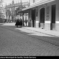 Disturbios en la plaza del Duque de la Victoria previos a un mitin socialista en el teatro del Duque (a la derecha). Vista desde la calle Trajano. 27 de marzo de 1932. ©ICAS-SAHP, Fototeca Municipal de Sevilla, fondo Serrano