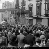 El paso de palio de la Virgen de la Esperanza de la Hermandad de la Trinidad procesiona en la plaza del Duque de la Victoria, delante de la Casa Kodak y el palacio de los Cavaleri. 1936 ca. ©ICAS-SAHP, Fototeca Municipal de Sevilla, fondo Serrano