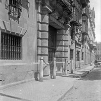 Fachada principal del palacio de Sánchez-Dalp en la plaza del Duque de la Victoria. Contiguo el palacio del Marqués de Palomares, que alberga los Almacenes del Duque. 1940-1950. ©ICAS-SAHP, Fototeca Municipal de Sevilla, fondo Serrano