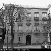 Hotel Venecia. Situado en la plaza del Duque esquina con calle Alfonso XII. En el entorno, el Café Sevillano, el Bar Duque y la Droguería del Duque. 1950. ©ICAS-SAHP, Fototeca Municipal de Sevilla, fondo Gelán