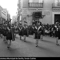 Hermandad del Santo Entierro. La centuria romana a pie entrando por la calle Alfonso XII en la plaza del Duque de la Victoria. A la derecha, el Bar Duque. 1960 ca. ©ICAS-SAHP, Fototeca Municipal de Sevilla, fondo Cubiles