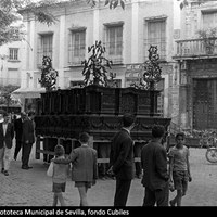 Traslado del paso de la Soledad de San Buenaventura. Pasando por el antiguo palacio de los Cavaleri en la plaza del Duque de la Victoria. A  destacar la portada que fue colocada a mediados del siglo XIX procedente de otra casa palacio, la de los Quirós, de la Plaza de la Gavidia. 1959 ca. ©ICAS-SAHP, Fototeca Municipal de Sevilla, fondo Cubiles