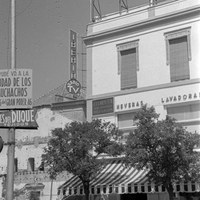Establecimientos Ortega, tienda de electrodomésticos en la embocadura de la calle Jesús del Gran Poder. Desapareció para la construcción del hotel América en 1975. Se aprecia la iglesia de San Hermenegildo tras el derribo del cuartel y la apertura de la plaza de la Concordia. 1960. ©ICAS-SAHP, Fototeca Municipal de Sevilla, fondo Cubiles