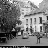 Parada de coches de caballos de alquiler frente al palacio de los Cavaleri. A destacar el quiosco de prensa y la Casa Sindical. 1961 ca. ©ICAS-SAHP, Fototeca Municipal de Sevilla, fondo Serrano