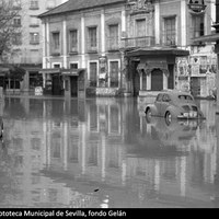 Plaza del Duque de la Victoria inundada a causa del desbordamiento del arroyo Tamarguillo. Noviembre de 1961. ©ICAS-SAHP, Fototeca Municipal de Sevilla, fondo Gelán