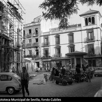 Derribo del antiguo palacio de los Cavaleri. Se observa el andamiaje en la portada procedente del palacio de los Quirós que se va a retirar para su conservación. En su solar se inauguraron en 1970 los Almacenes Lubre. 1963 ca. ©ICAS-SAHP, Fototeca Municipal de Sevilla, fondo Cubiles