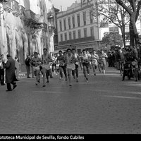 XIII Vuelta Pedestre a Sevilla organizada por la Obra Sindical de Educación y Descanso. Salida desde la Plaza del Duque de la Victoria, junto a los Almacenes del Duque. 23 de diciembre de 1962. ©ICAS-SAHP, Fototeca Municipal de Sevilla, fondo Cubiles
