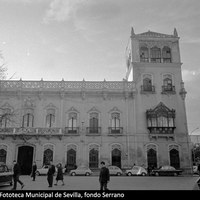 Fachada de los Almacenes del Duque ubicados en el palacio del Marqués de Palomares poco antes de su cierre definitivo. A la derecha, se aprecia el edificio de la Jefatura de Policía en la plaza de la Concordia. 1965. ©ICAS-SAHP, Fototeca Municipal de Sevilla, fondo Serrano