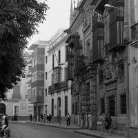 Ángulo suroeste de la Plaza del Duque de la Victoria. De derecha a izquierda, el palacio de Sánchez-Dalp, la sede del Colegio Alfonso X el Sabio, el nuevo edificio del bar Duque de esquina con la calle Alfonso XII en construcción y el hotel Venecia. 1965 ca. ©ICAS-SAHP, Fototeca Municipal de Sevilla, fondo Cubiles