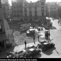 Vista cenital del solar resultante del derribo del palacio de los Cavaleri en la Plaza del Duque de la Victoria. Al fondo, la calle Tarifa y la actual calle Capataz Rafael Franco. 1965. ©ICAS-SAHP, Fototeca Municipal de Sevilla, fondo Cubiles