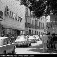 Almacenes SIMAGO en la esquina con la calle Alfonso XII. 1970 ca. ©ICAS-SAHP, Fototeca Municipal de Sevilla, fondo Cubiles