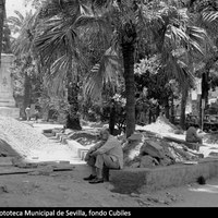 Obras de pavimentación y reparación en la Plaza del Duque de la Victoria. A la izquierda, El Corte Inglés y Viajes Ecuador. 1976. ©ICAS-SAHP, Fototeca Municipal de Sevilla, fondo Cubiles