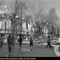 Vista desde la Plaza de la Campana. La fisonomía es muy similar a la actual con El Corte Inglés, el hotel América y la Casa Sindical. El tráfico de vehículos y personas la dotan de gran actividad. 1977. ©ICAS-SAHP, Fototeca Municipal de Sevilla, fondo Cubiles