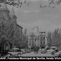 Aspecto general de la plaza del Salvador a finales de los años 40 del siglo XX. Ya ha desaparecido por completo en “paseo de salón”  con los  bancos de madera y el parque automovilístico de la ciudad se va  haciendo con el espacio.  1955-1960 ©ICAS-SAHP, Fototeca Municipal de Sevilla, fondo Vilches 