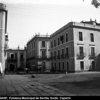 Entorno de la Puerta de Jerez por el que circula un tranvía de mulas. Al fondo, el antiguo palacio de los Vicentelo de Leca, propiedad de los condes de Cantillana y la embocadura de la calle San Fernando. A la derecha, la verja que daba entrada al teatro de verano Eslava. A la izquierda, la vivienda de tres plantas de la calle Almirante Lobo. 1893 ©ICAS-SAHP,  Fototeca Municipal de Sevilla, fondo  Caparró 