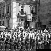 Celebración del final de la Guerra Civil el 17 de abril de 1939. Francisco Franco saluda desde el balcón del Palacio de Yanduri a un grupo de la Sección Femenina de Falange. ©ICAS-SAHP, Fototeca Municipal de Sevilla, fondo Serrano