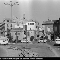 Nuevos semáforos en la Puerta de Jerez. Regulación del tráfico e instalación de una isleta que dividía las direcciones de la calzada. 1975 ©ICAS-SAHP, Fototeca Municipal de Sevilla, fondo Serafín