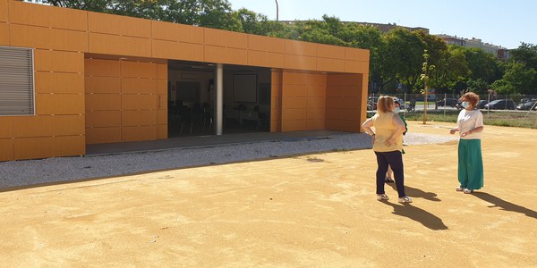 El Ayuntamiento mejora el entorno del centro ciudadano de la Plaza Carme Chacón para acoger actividades en el exterior
