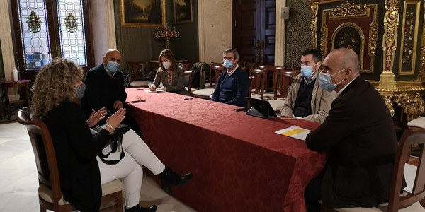 El Ayuntamiento refuerza su estrategia para posicionar la ciudad como destino de rodajes a través de una alianza entre Andalucía Film Commission y la nueva oficina municipal de promoción y gestión de permisos, Sevilla Film Office, cuyos objetivos serán aunar impulso público e iniciativa privada y desarrollar la industria audiovisual local