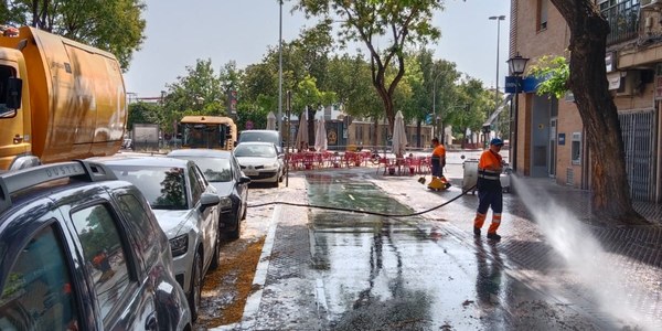 El Ayuntamiento ha realizado en una semana baldeos con agua a presión en 392 calles, barridos intensivos en 32 barrios y limpieza de los entornos de 1.800 contenedores con más de 640.000 litros de agua no potable en el marco de la tercera fase del ‘Plan Ciudad’ de Lipasam