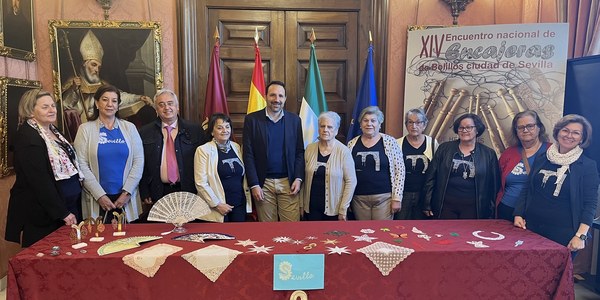 El Palacio de los Marqueses de la Algaba y la Alameda de Hércules acogen los días 24 y 25 de marzo el XIV Encuentro Nacional de Encajeras de Bolillos que reúne en Sevilla a cerca de medio millar de participantes