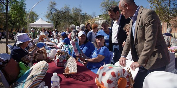 La Alameda de Hércules muestra el trabajo artesano de medio millar de encajeras de bolillos en su encuentro nacional impulsado por la Asociación La Giralda y el Ayuntamiento de Sevilla