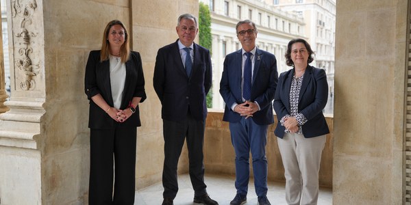 El alcalde Sanz recibe a su homólogo de Burdeos en el Ayuntamiento
