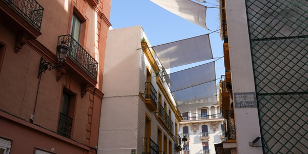 El Ayuntamiento comienza la instalación de toldos en las calles del centro