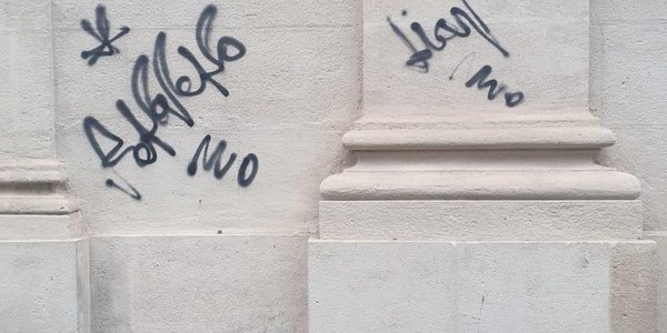 La Policía Local identifica a los autores de las pintadas vandálicas en la fachada del Ayuntamiento